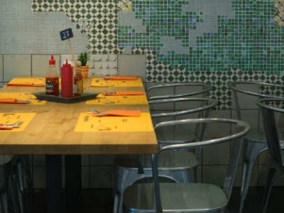 Dos Mesas en un Restaurante