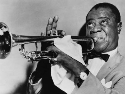 Louis Armstrong Tocando la Trompeta
