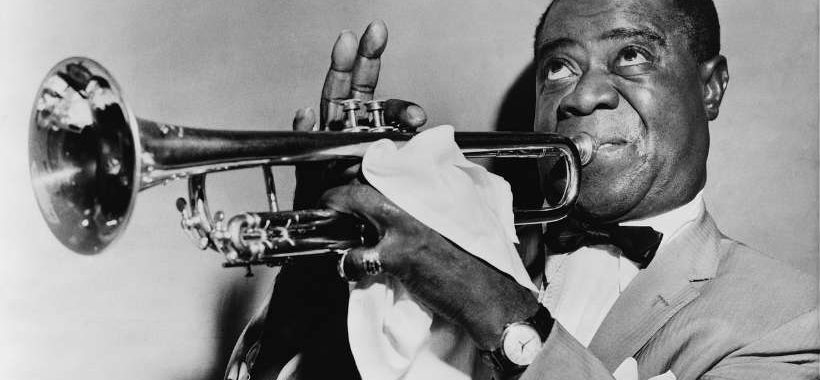 Louis Armstrong Tocando la Trompeta