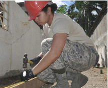 Mujer Utilizando Un Martillo