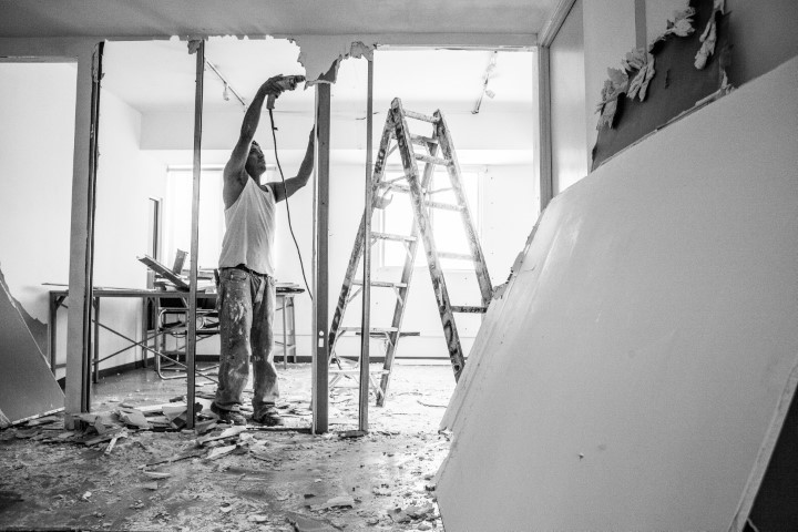 trabajadores con escalera